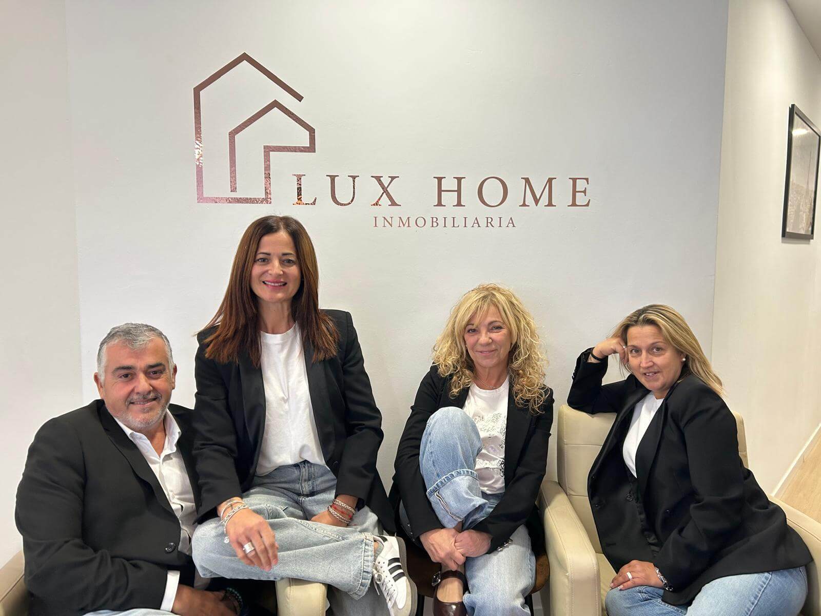 Josep, Bego, Mónica y Vanesa en la oficina de LuxHome